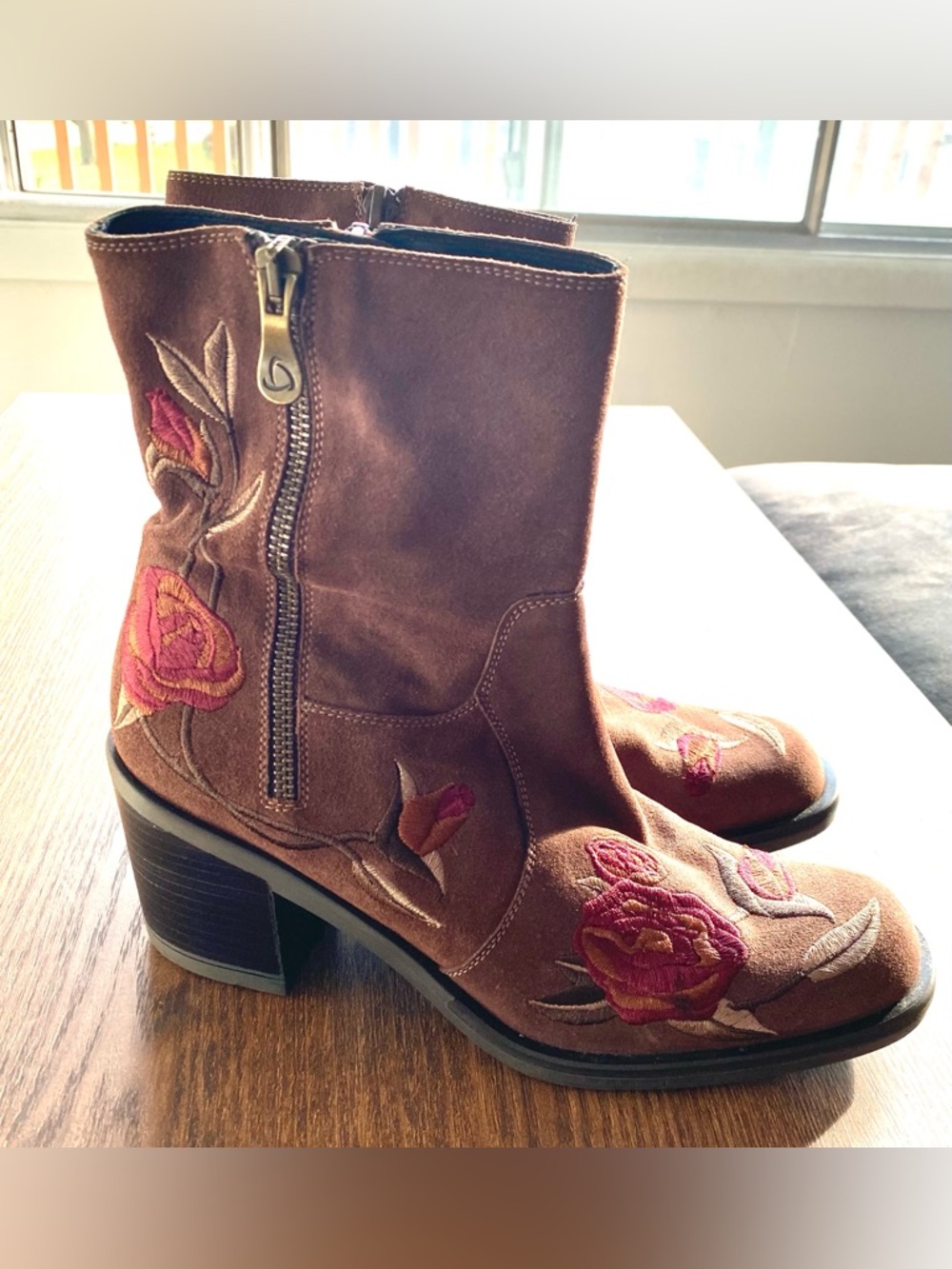 Kanna made Spane embroidered stylish women’s shoes .